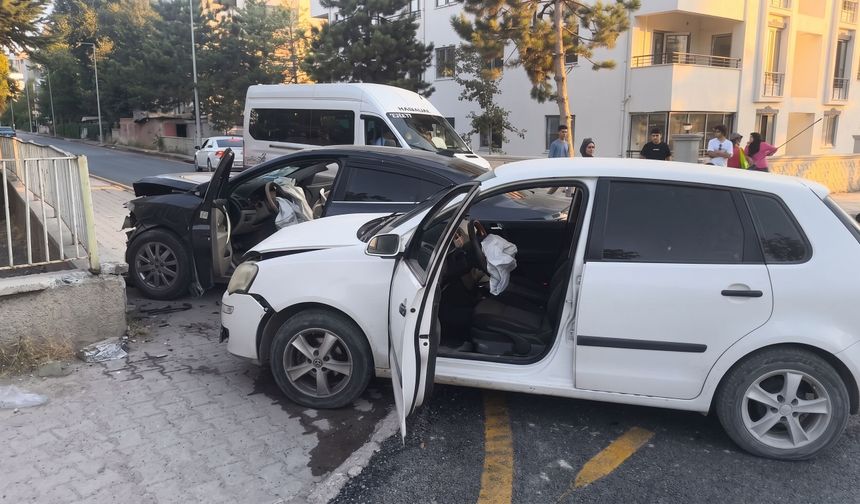 Kavşakta İki Otomobil Çarpıştı: 4 Yaralı