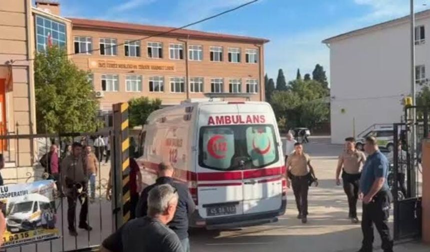 Manisa’da Okul Çevresinde Silahlı Saldırı:  2’si Ağır 11 Kişi Yaralandı