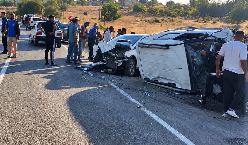 İşçileri Taşıyan Kamyonet ile Otomobil Çarpıştı: 6 Yaralı