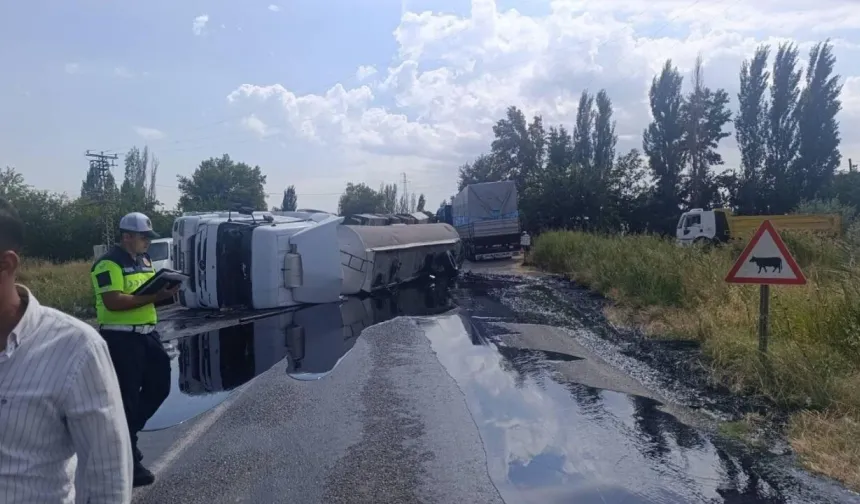 İki Tır Kafa Kafaya Çarpıştı! 2 Yaralı