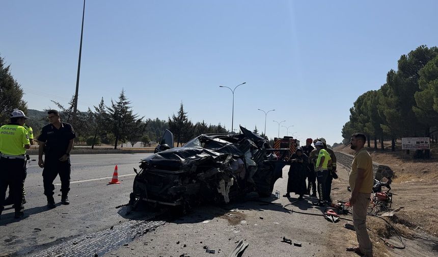 Otomobil Kamyona Arkadan Çarptı: 1 Ölü, 2 Ağır Yaralı