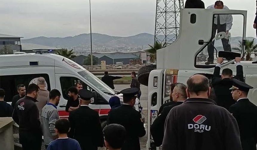 Devrilen Kamyon Cami Duvarına Çarptı