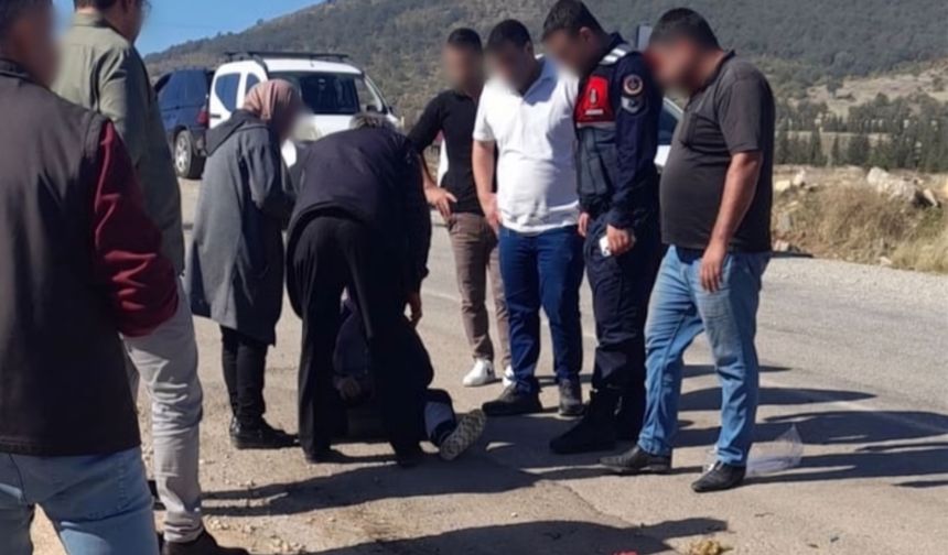 Otomobil Elektrikli Bisiklete Çarptı: 1’i Ağır 2 Yaralı