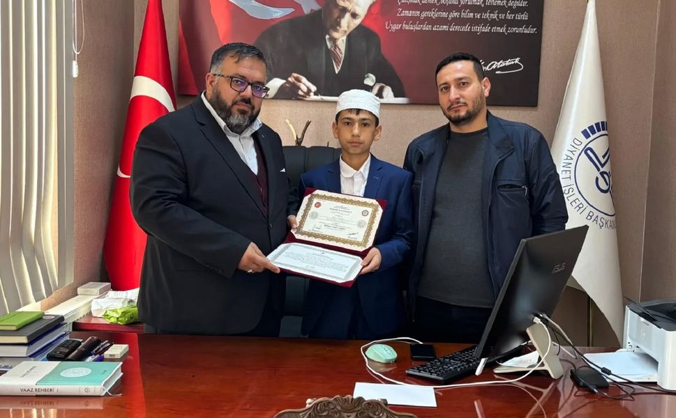Başarı Sağlayan Öğrenciye Hafızlık İcazet Belgesi Takdim Edildi