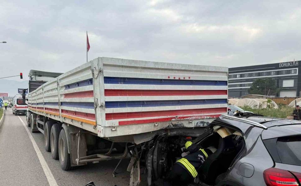 Otomobil Tırın Altına Girdi