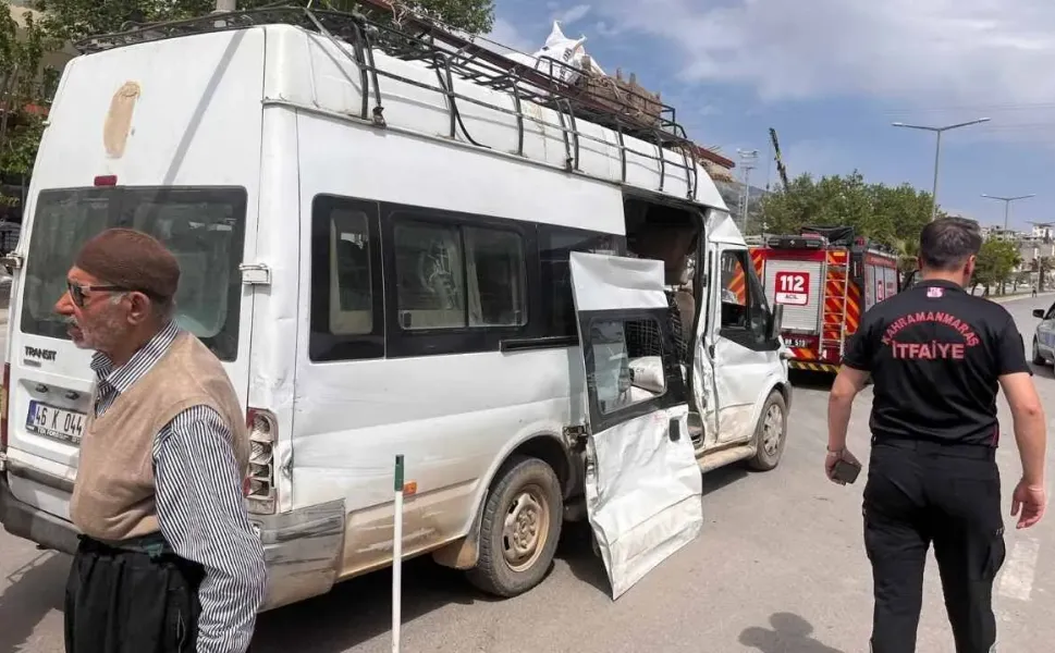 Köy Minibüsüyle Otomobil Çarpıştı: 6 Yaralı