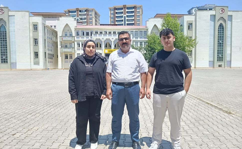 6 Üniversite Bitiren Baba, Kızıyla Aynı Sınıfta, Oğluyla Aynı Okulda Sınava Girdi