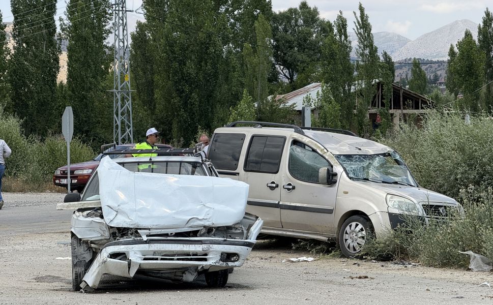 Otomobil İle Hafif Ticari Aracın Çarpıştığı Kazada 5 Kişi Yaralandı