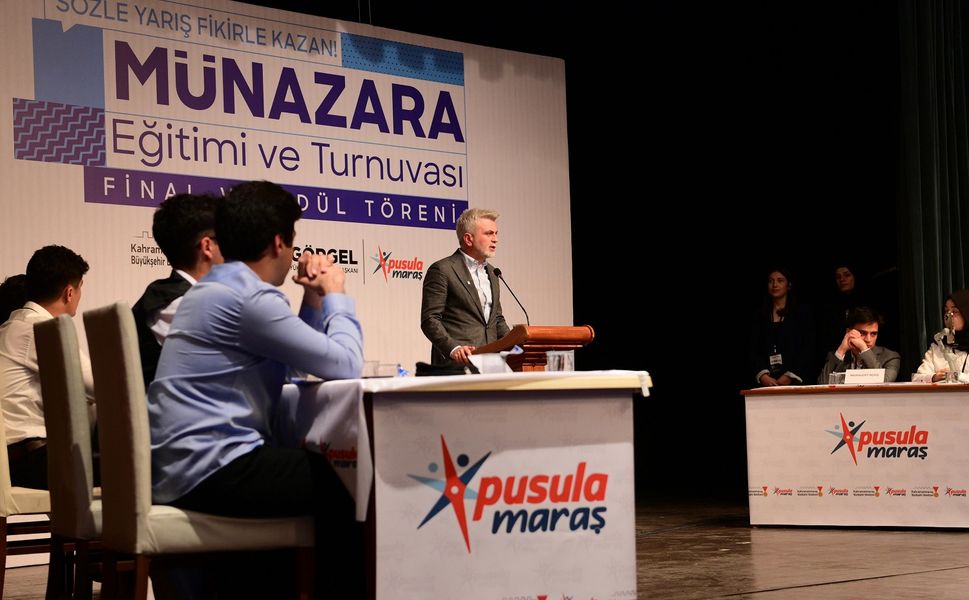 Gençlerin Sözü Geleceğe Işık Tuttu; Münazara Turnuvası Finali Nefes Kesti