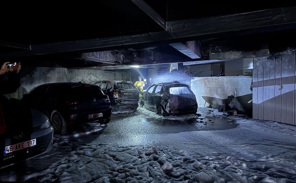 Sitenin otoparkında çıkan araç yangınında 18 kişi dumandan etkilendi