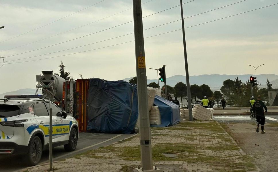 Balya Yüklü Tır Devrildi: 1 Yaralı