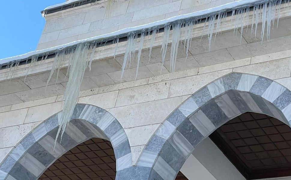 Afşin’de Kar ve Soğuk Sonrası Çatılarda Buz Sarkıtı Alarmı