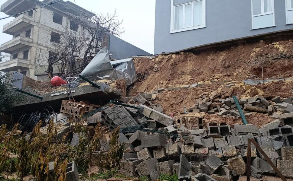 Ev Sahibi, Duvar Çökmesini 'Deprem' Zannetmiş