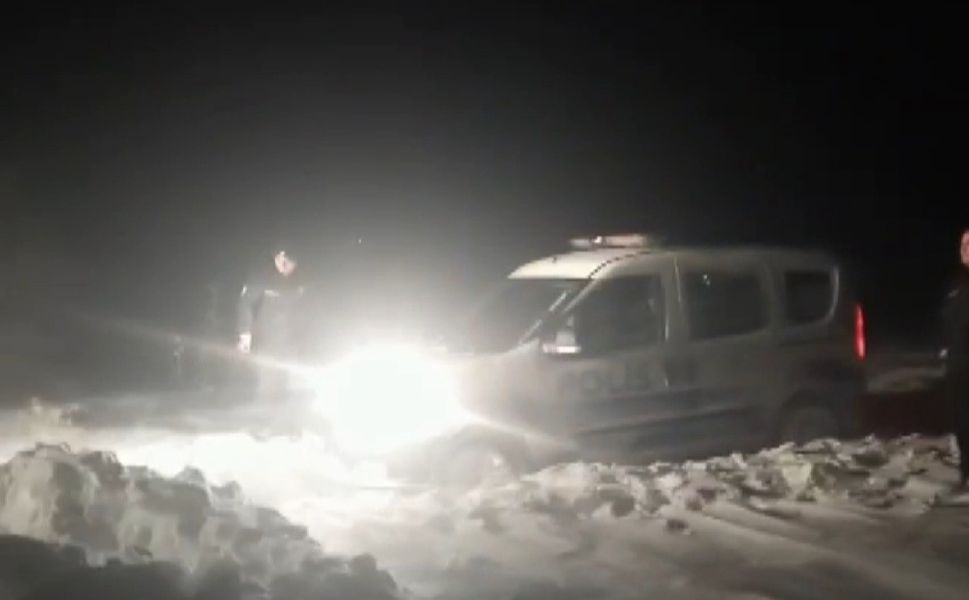 Yolda Kalan Polis Aracının Yardımına İş Makineleri Yetişti