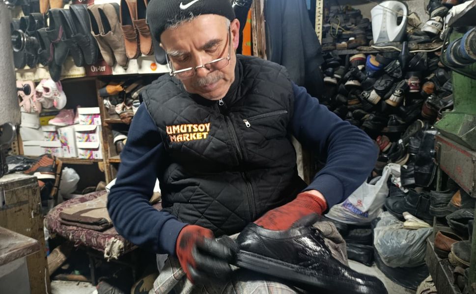 38 Yıllık Usta Eski Ayakkabılara Yeniden Hayat Veriyor