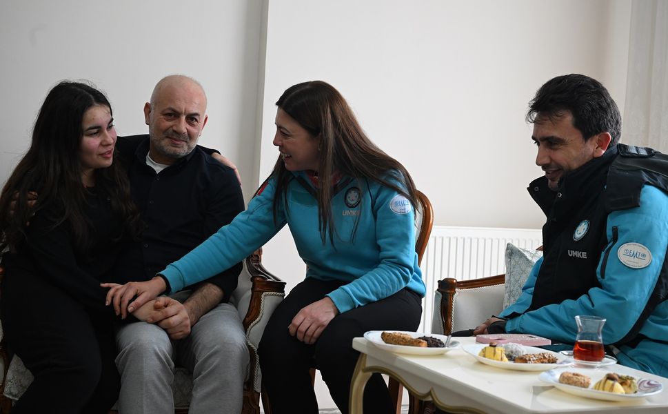 Enkaz Altında 133 Saat: Hayata Bağlayan Gönüllüyle Buluşma