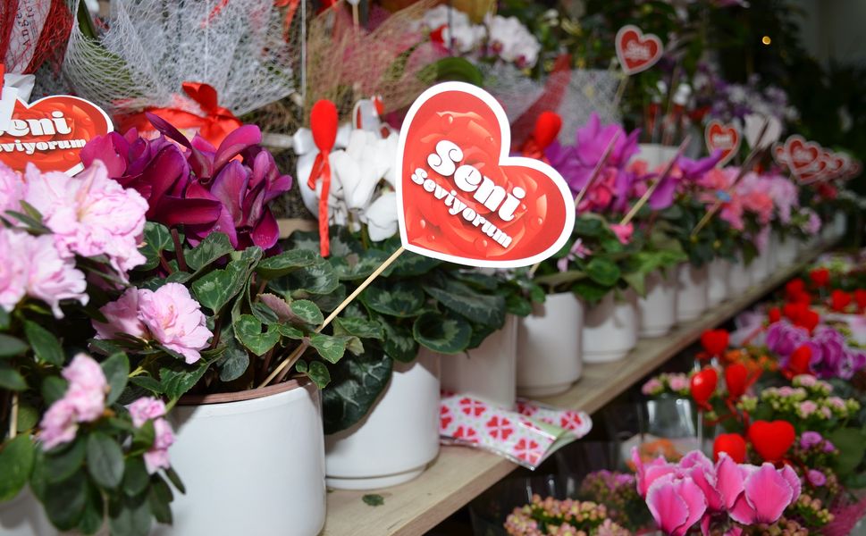 Afşin’de 14 Şubat Hareketliliği: Çiçekçilerde Yoğun Mesai