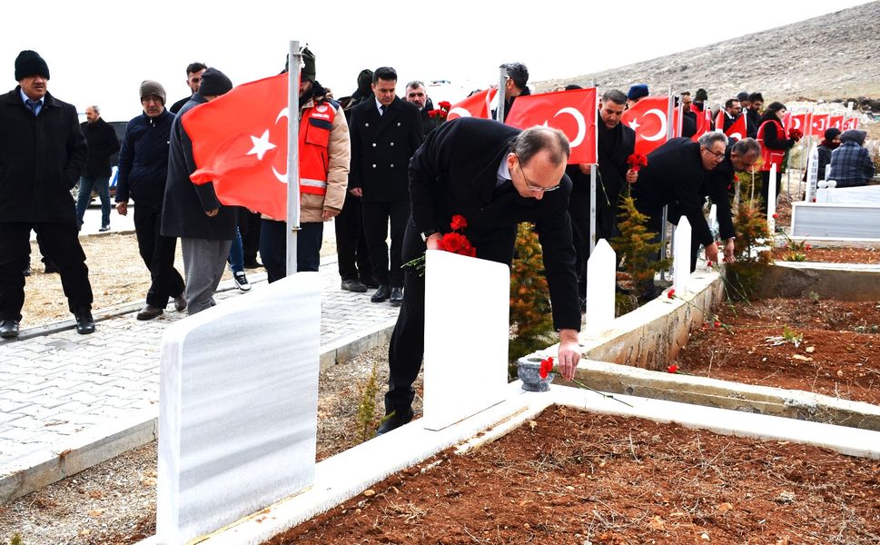 Asrın Felaketinin 3. Yılında Afşin’de Deprem Şehitleri Mezarları Başında Anıldı