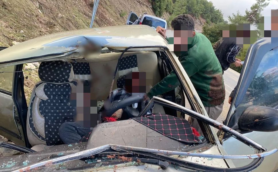 Kopan Kaya Parçası Otomobile İsabet Etti : 2’si Ağır 4 Yaralı