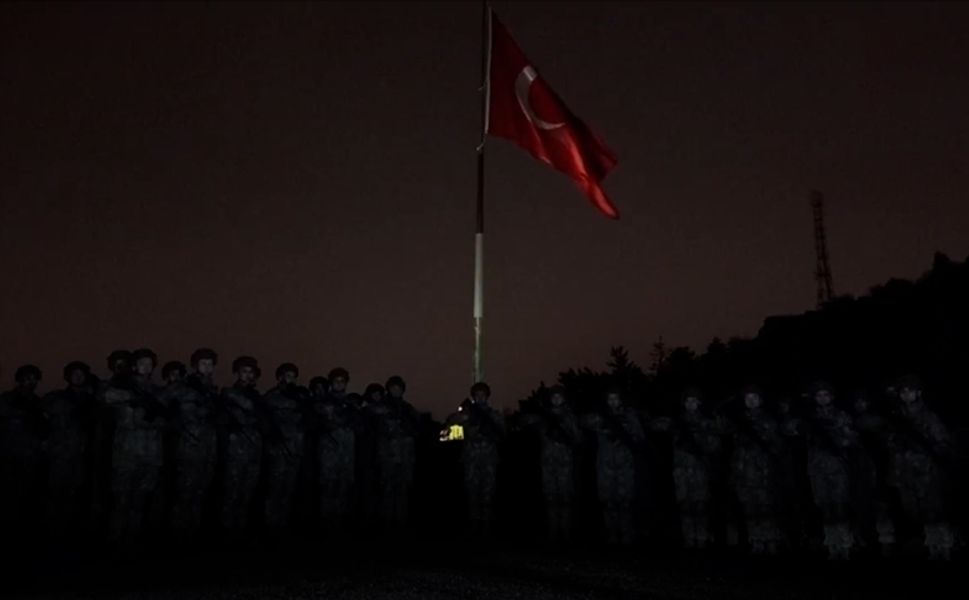 Mehmetçik'ten Deprem Şehitleri İçin Saygı Duruşu