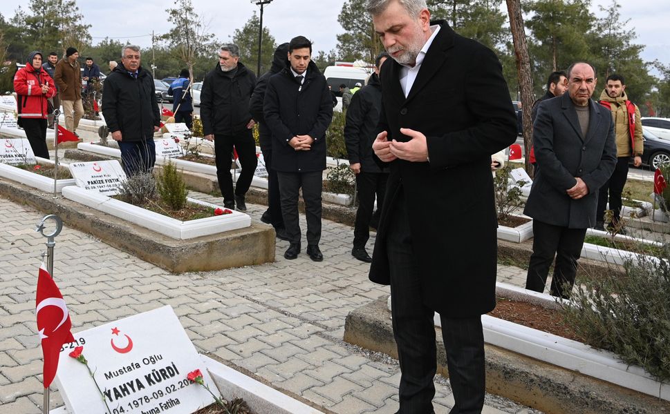 Kahramanmaraş’ta Deprem Şehitleri Kabri Başında Dualarla Yad Edildi