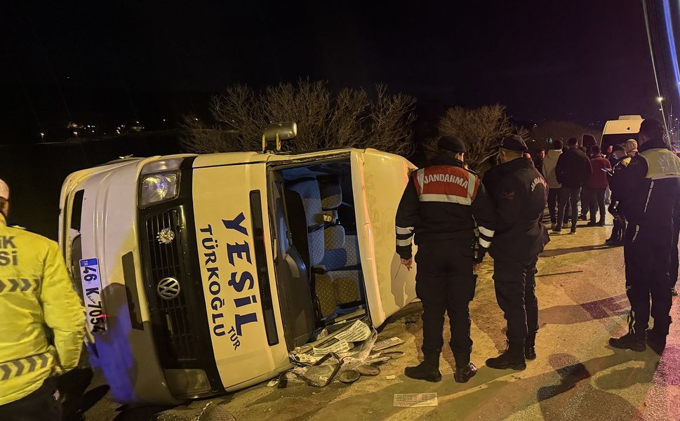 Minibüs Devrildi: 11 Yaralı