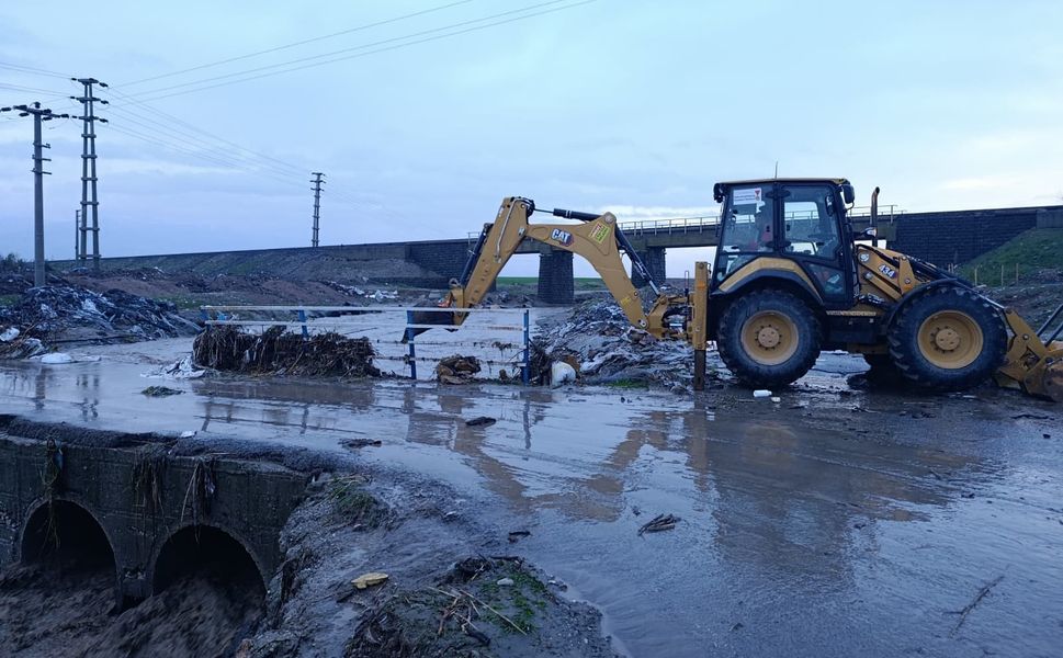 Sel Suları Yarım Asırlık Aksu Köprüsü’ne Zarar Verdi