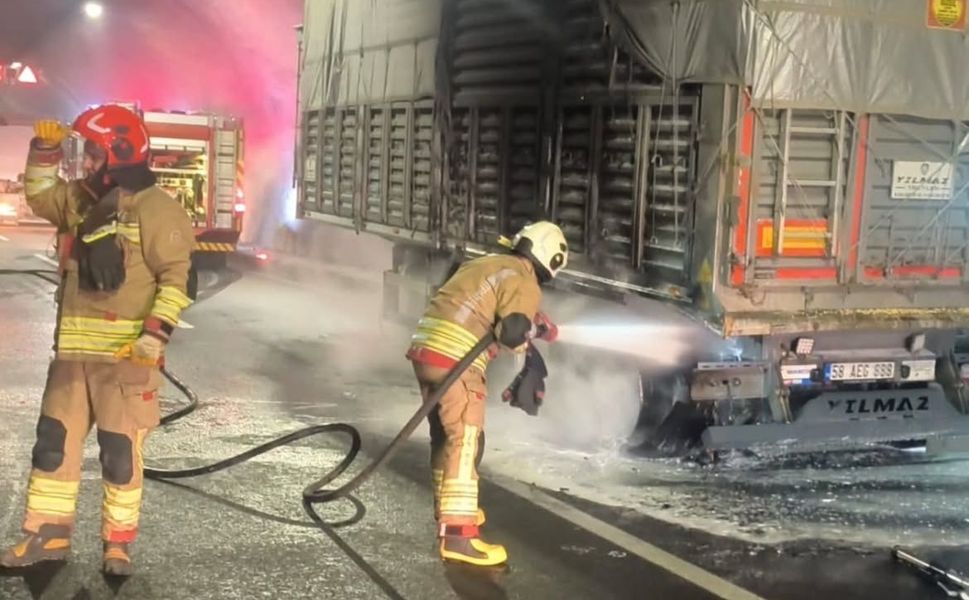 Seyir Halindeki Tır Alev Aldı