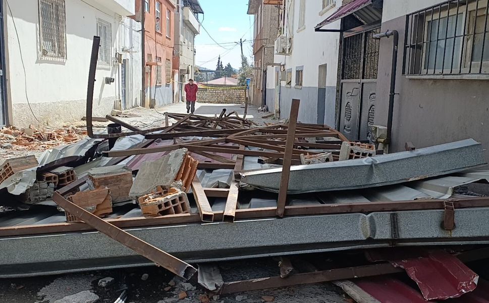 Şiddetli Fırtına Çatıları Uçurdu