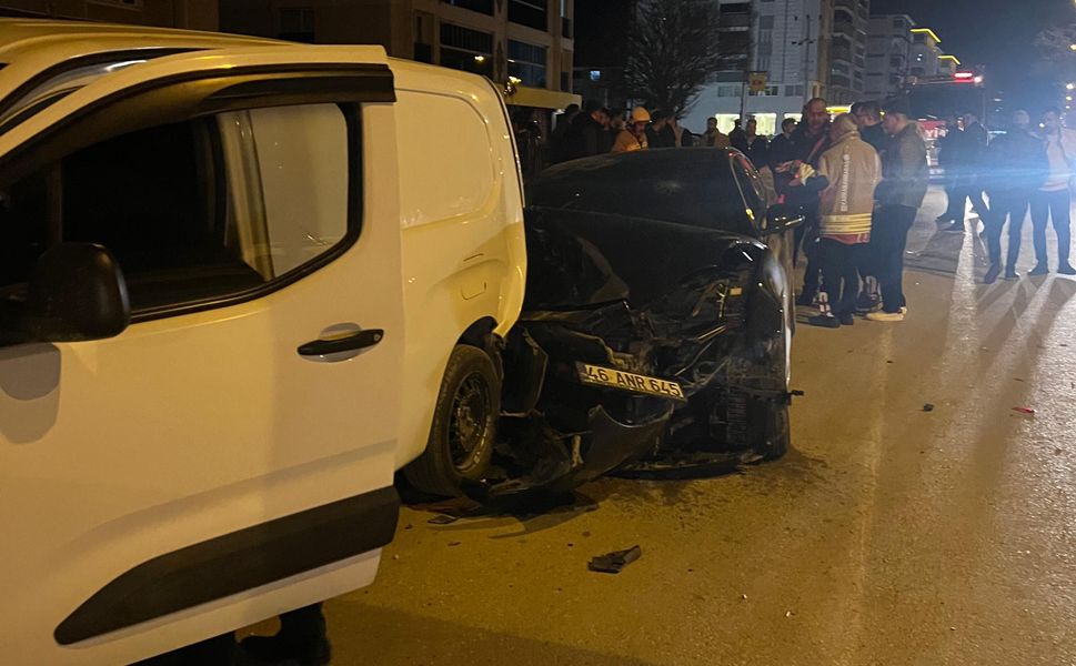 Afşin’de Otomobil Park Halindeki 7 Araca Çarptı