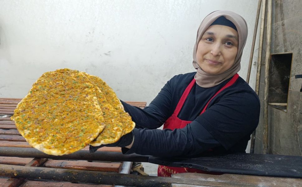 4 Çocuk Annesi Neslihan Gürdal, Lahmacun Ustalığıyla Dikkat Çekiyor