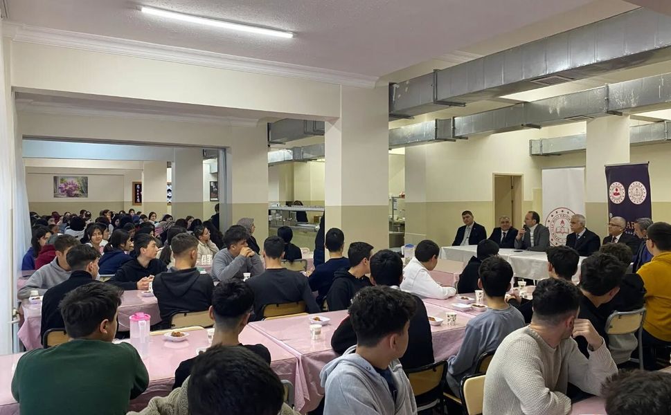 Afşin’de “İftarda Konuşalım” Programında Öğrencilerle Anlamlı Buluşma