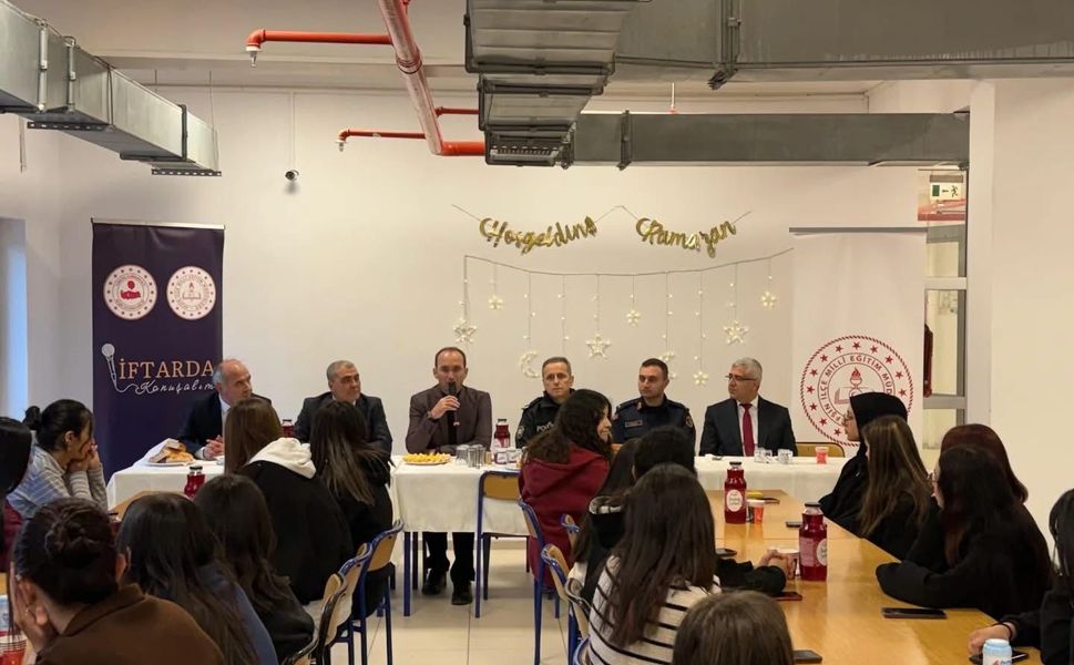 Afşin’de “İftarda Konuşalım” Programında Öğrencilerle Buluşma