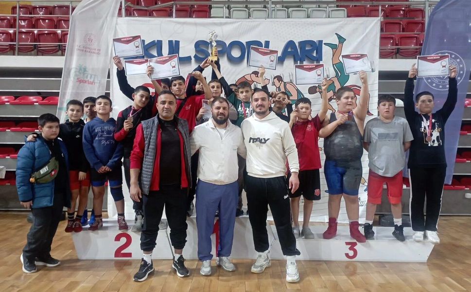 Afşinli Güreşçiler Sivas’ta Zirveye Damga Vurdu