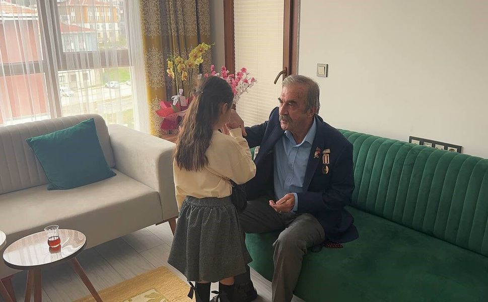 Depremzede Eroğlu ailesi yeni evlerinde ilk bayram sevincini yaşadı