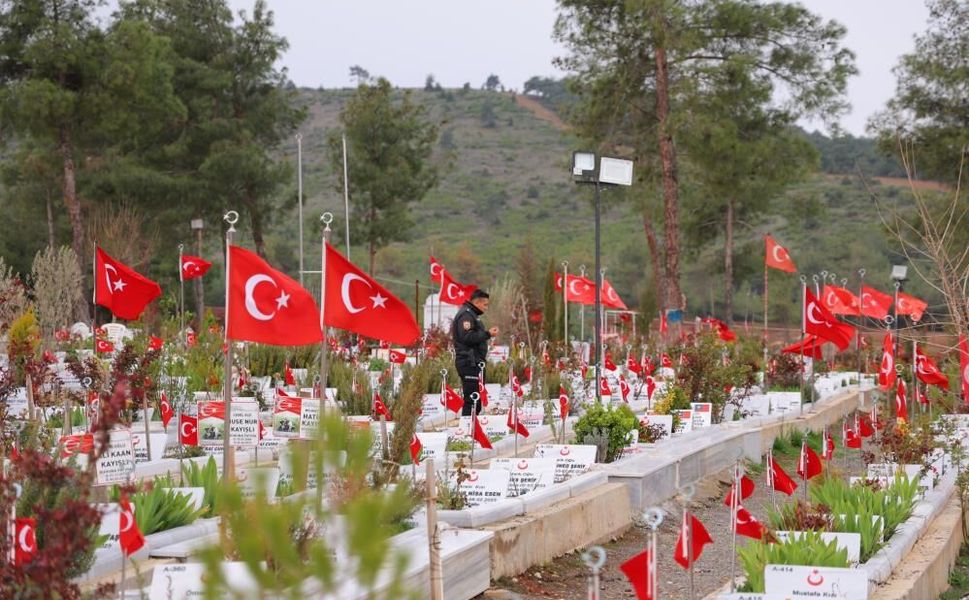 Arife Günü Mezarlıklarda Hüzünlü Bayram Ziyareti