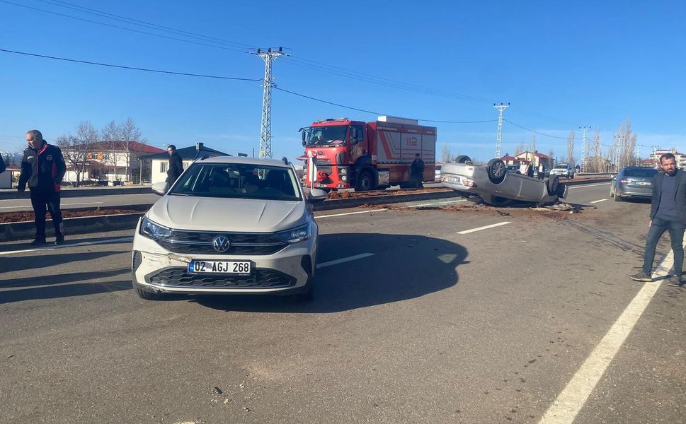 Çarpışan Otomobillerden Biri Takla Attı: 5 Yaralı