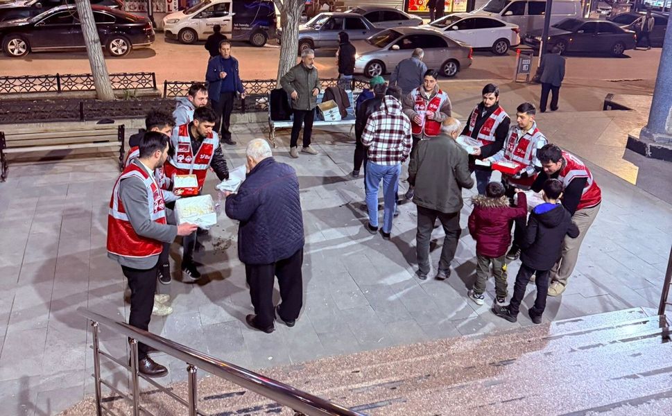 CHP Afşin Gençlik Kolları’ndan Teravih Sonrası İkram