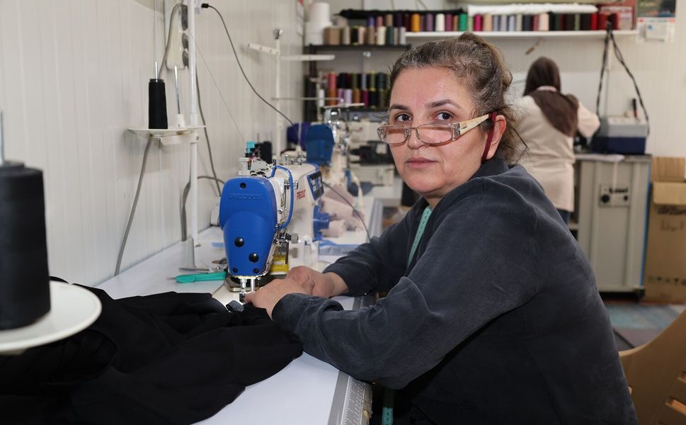 Depremi Atlattı, Konteynerde Kurduğu Dikimevini Büyüttü