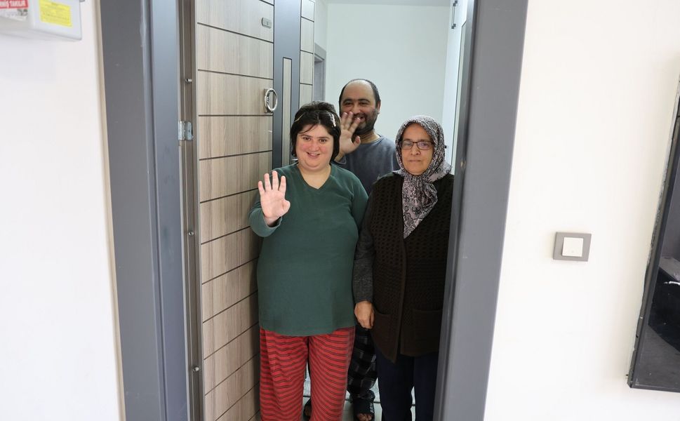 Depremzede Anne, Down Sendromlu İki Çocuğuyla Yeni Yuvasına Kavuştu