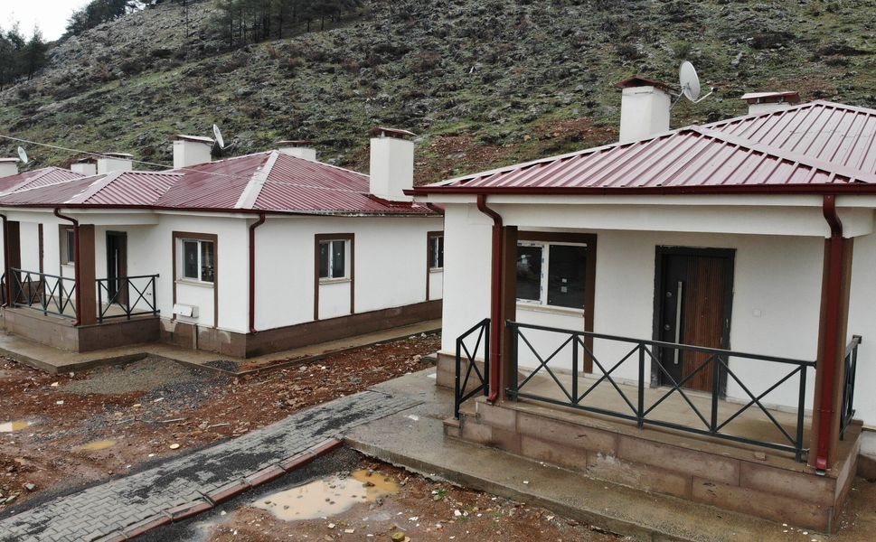 Depremzedelere 15 Köy Konutu Teslim Edildi