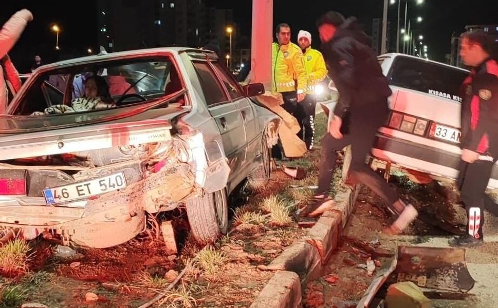 İki Otomobil Çarpıştı: 3 Yaralı