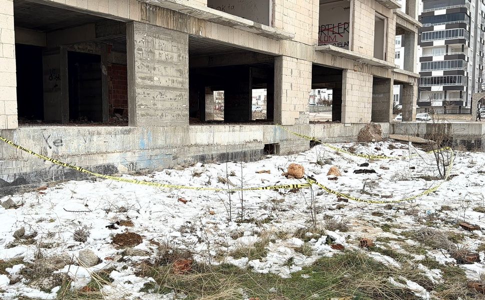 Genç Kız İnşaattan Atlayarak Hayatını Kaybetti