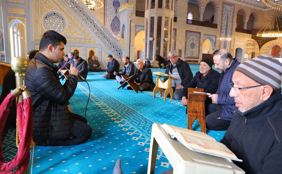 Görme Engelli Hafızlar Camide Mukabele Geleneğini Sürdürüyor