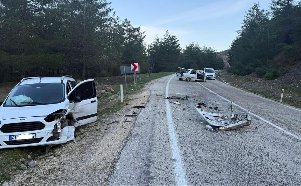 Hafif Ticari Araç İle Otomobil Kafa Kafaya Çarpıştı: 1 Yaralı