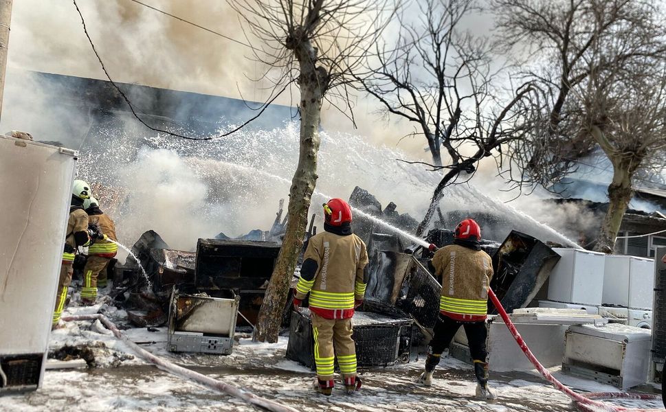 İş Yeri Deposunda Çıkan Yangın Söndürüldü