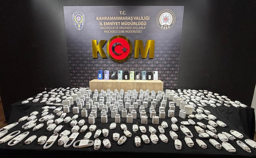 Kaçak Telefon ve Makaron Ele Geçirildi