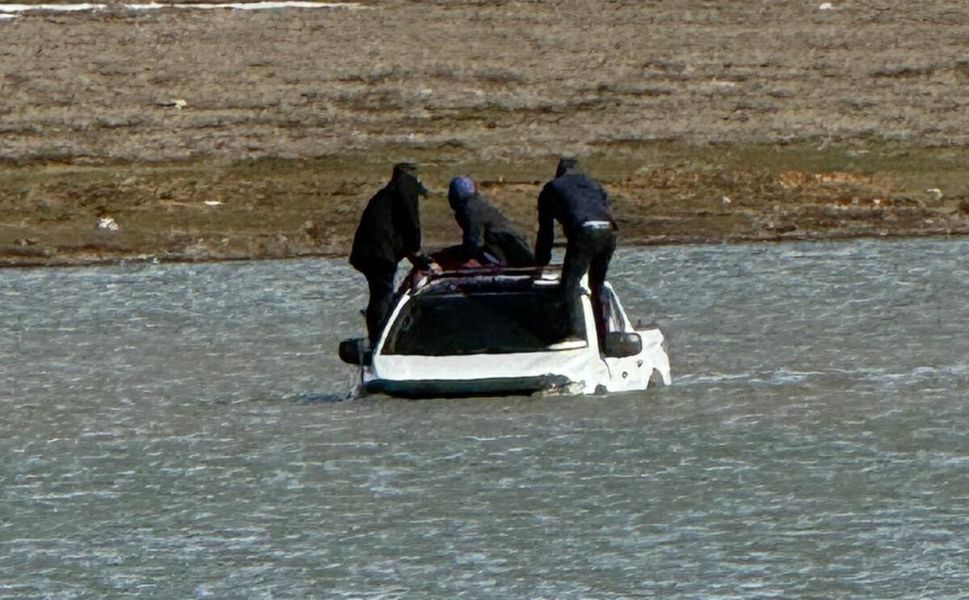 Otomobille Girdikleri Gölde Mahsur Kaldılar