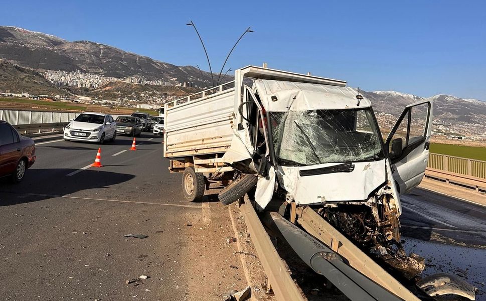 Kamyonet Bariyere Ok Gibi Saplandı