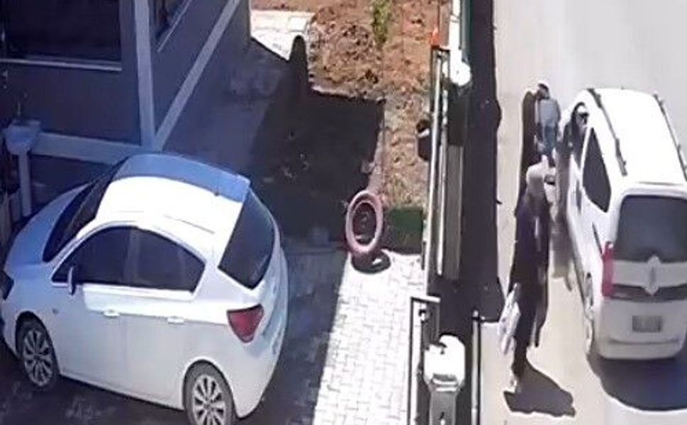 Yolun Karşısına Geçen Kadına Araç Çarptı, O Anlar Kamerada